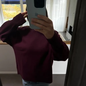 Stickad tröja - Jättesnygg vinröd stickad tröja. Storlek L då den är liten i storleken, men sitter som en S/M💕 Jätteskönt material!