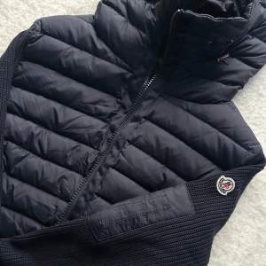 Säljer denna Moncler K0pian, med NFC chip. Ny och oanvänd. Marinblå storlek M.