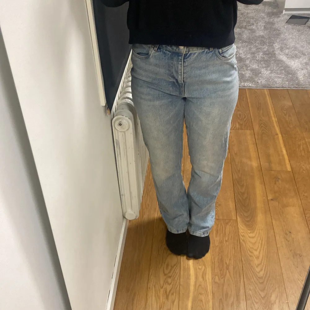 Säljer ett par ljusblå jeans i bra skick. De är högmidjade och raka. Säljs då de är lite för stora på mig och aldelles för högmidjade för min smak. De har används någon enstaka gång och är därför i gott skick. Jeansen är från vero moda och köptes för 300-400kr om jag minns rätt. De är i storlek 28/30, längden är helt okej på mig som är 163cm . Jeans & Byxor.