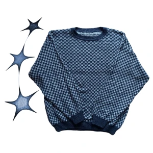 Y2K Baggy Sweater - Y2k sweatshirt köpt vintage i Berlin, rekommenderar denna starkt 🌸! Passar L - XL, men egentligen oversized på mindre storlekar också :) I fint skick och bra tung kvalite, skicka gärna bud och frågor på DM 📫