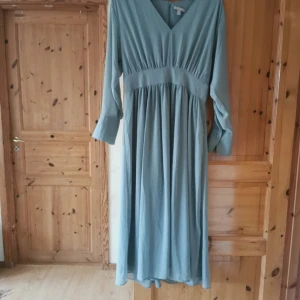 Lång grön chiffon klänning  - Mint grön chiffon klänning i fin skick.