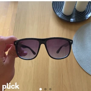 Svarta solglasögon med lila tonade glas - Linknande rayban boyfriends. Glasögonen är i nytt skick och passar till alla outfits. Perfekt för soliga dagar! 😎 2 för 300kr