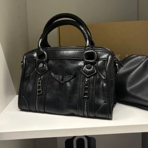 Zadig väska - Säljer nu en liknande Zadig väska, använd max 2 gånger! Långt band medföljer😍😍hör av dig vid frågor ( ej äkta)