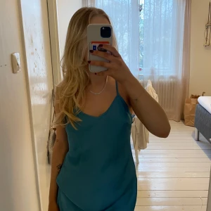 Siden klänning  - Jätte fin sidenklänning / nattlinne. Låg rygg med korsade band och spets❤️