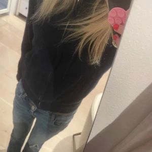 Mörkblå zip hoodie från SOFT GOAT - Säljer en svart hoodie i bra skick från softgoat. Den har en dragkedja framtill och en mysig huva.. Storleken är dam xs och den är superbekväm att ha på sig. Hör av dig om du är intresserad!💕