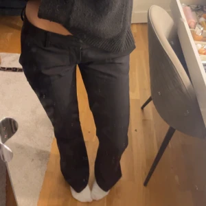 Kostymbyxor - Riktigt snygga lågmidjade kostymbyxor i storlek 36 från bikbok i modellen ”Vera” med slits, Säljer pågrund av att de inte passar mig längre. Byxorna har inga defekter och är i toppen skick! 👍🏼Midjemått: 36 och Innerbenslängd:79, För referens så är jag 168 och de går hela vägen ner❤️‍🔥❤️‍🔥 Hör av dig om du har några frågor!