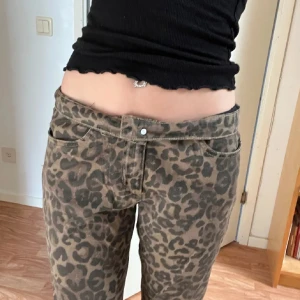 Leopardmönstrade byxor från Honey Blue - Säljer ett par coola leopardmönstrade byxor från Honey Blue i storlek 38💗Raka i modellen, säljer därav de ej kommer till användning, inga defekter  och pris går att diskutera