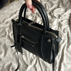 Väska - Sälja då den inte används längre 💞Perfekt storlek för att få med allt nödvändigt! 