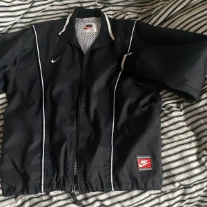 Nike vintage jacka - jätte fin vintage nike jacka. det är en vindjacka som man kan göra den tajtare vid nedre delen. inga fel men med jackan jag ej använder längre 