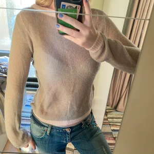 Tröja - Tunn stickad tröja från zara med sömmar, nästintill oanvänd och alltså i superbra skick. Mjuk