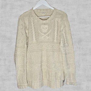 Ralp Lauren Stickad Tröja - Stickad Ralph Lauren tröja från varumärkes linjen Denim & Supply. Tröjan är i använt men fint skick. Storlek S men sitter något större.