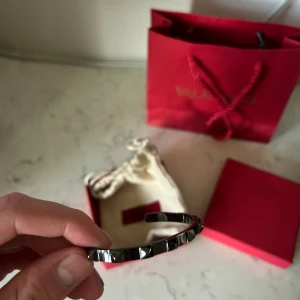 Svart armband från Valentino - Snyggt svart armband från Valentino. Perfekt för att ge din outfit en fetare touch. Kommer i originalförpackning. Skriv om ni har några frågor eller funderingar