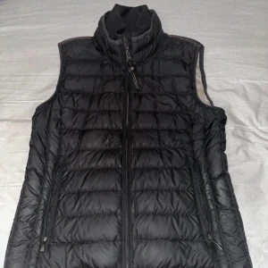 Parajumper Väst - Använd en säsong, tyvärr haft parfym i fickan som läckt ut men går att tvätta bort. 