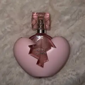 Säljer en Ariana Grande parfym ”Thank U Next”. Jag tror att det är 30 ml. Använd en gång och då testade jag den bara💞