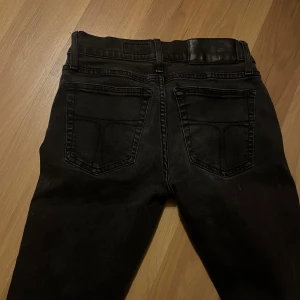 Tiger of Sweden jeans - Säljer ett par svarta jeans av märket tiger of Sweden i bra skick. De har en klassisk femficksdesign och är perfekta för både vardag och fest. Passar till allt och är superbekväma! Riktigt snygg färg, bara att fårga om du har frågor 🤝 ☺️