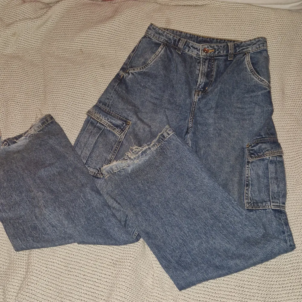 De är knappt använda cargojeans med formen av momjeans. Mörktvättade och har även ljustvättade i profilen.. Jeans & Byxor.