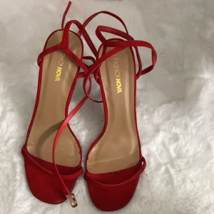 Röda klackar - Röda klackar från Fashion nova storlek 38
