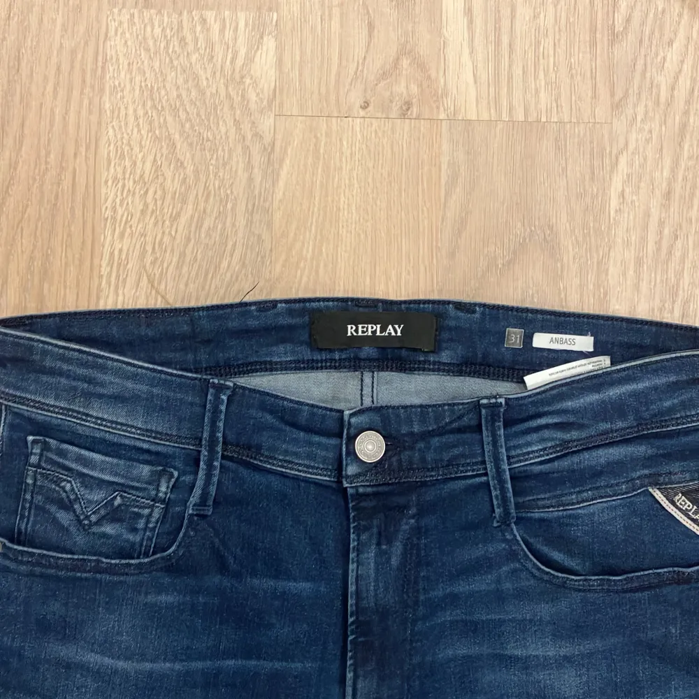 Skit feta replay jeans 👖 perfekt nu inför höst/vinter🍂🍂jeansen är i nyskick använd 2 gånger💯nypris ligger på 2700 vårat pris 499 och priset kan alltid diskuteras 🤝🤝🤝🙌🏻. Jeans & Byxor.