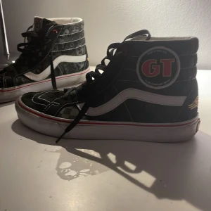 Svarta sneakers med GT-märke - Säljer ett par coola svarta sneakers med högt skaft och GT-märke på sidan. Skorna har vita detaljer och snörning. Lite smutsiga men inget man inte kan tvätta bort säker för att de har växt ut, använd några gånger men inte mycket kan gå ner i pris str 41