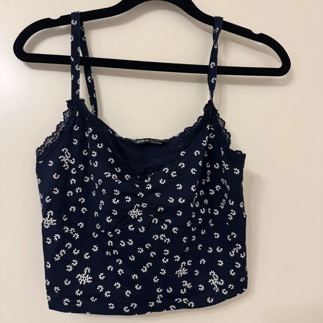 Marinblå blommig linnetopp