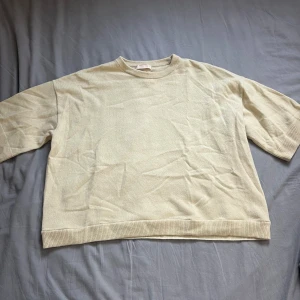 Stickad tröja  - Säljer denna super fina gula stickade tröjan i cashmire som aldrig är använd☀️