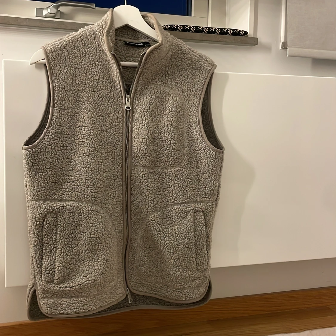 Grå fleeceväst från J.Lindeberg