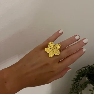 Guld ring  - Superfin blommig guldring som är justerbar💕🤍