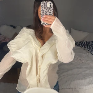 Vit blus  - Säljer denna söta volang blusen, säljer pågrund av att den är för stor för mig, funkar både till vardags och till fest! Bara att dm:a vid frågor eller funderingar!🐚💞