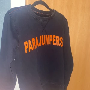 Parajumpers sweatshirt - Avnänd Ca 2 gånger, så ny som det går. Storlek S men passar XS också kan jag garantera.