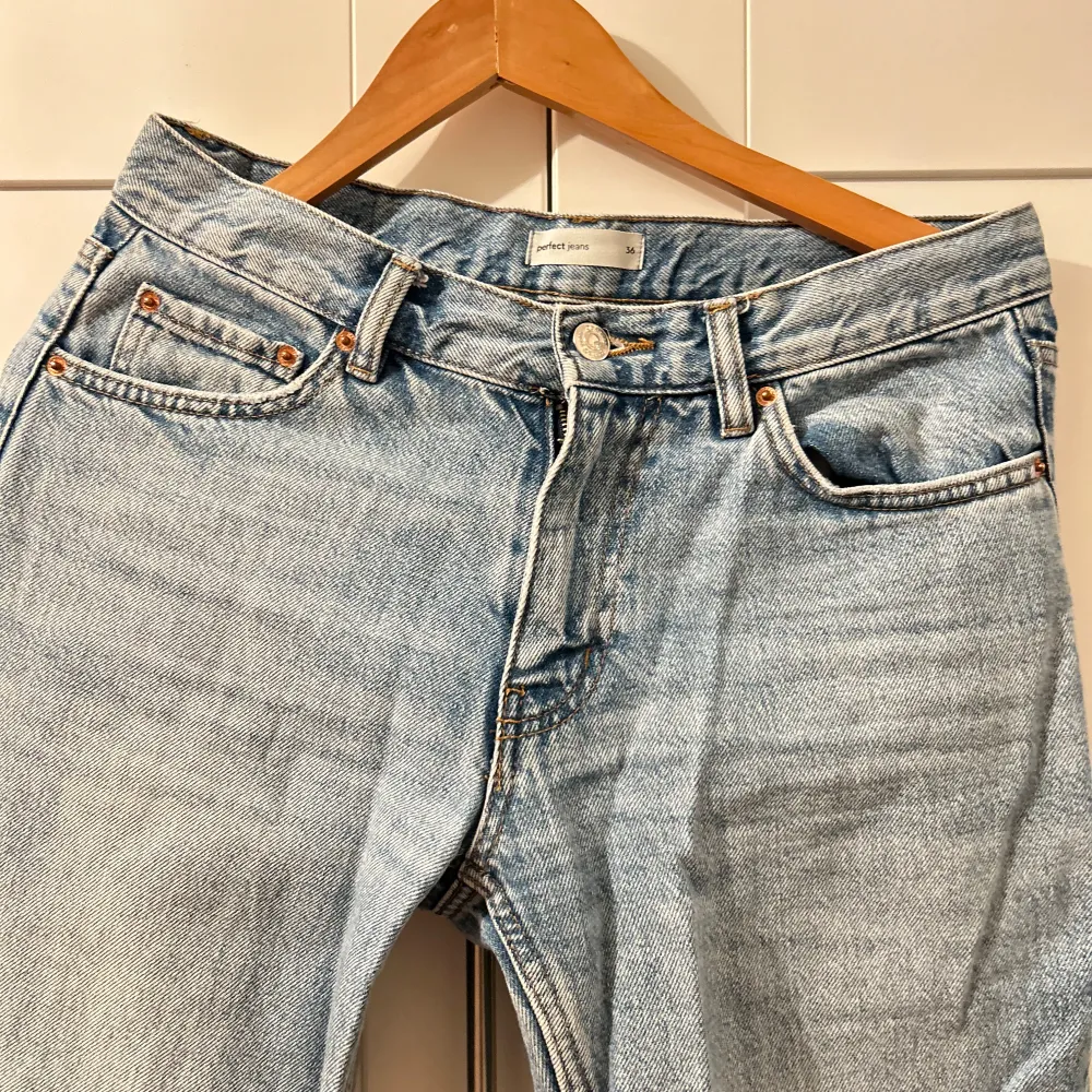 Säljer ett par klassiska blå jeans i bra skick. De är mellanmidjade och har en straight passform. Perfekta för både vardag och fest! 🕺. Jeans & Byxor.