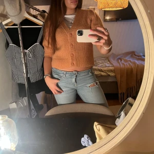 Persikofärgad stickad kofta - Säljer en superfin persikofärgad stickad kofta med korta ärmar och knappar framtill som är perfekt till hösten!!!💓