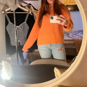Orange stickad tröja - Säljer en supermysig orange stickad tröja som är perfekt för höst och vinter🍁🤎🙌🏼