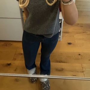 Mörkblå jeans - Säljer ett par snygga mörkblå jeans i bra skick. De har en klassisk design med en knapp och fickor framtill. Perfekta för vardagsbruk och kan enkelt matchas med olika toppar. Passar bra till både sneakers och boots.