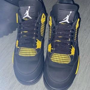 Hej vill sälja min jordan 4s  - Det är ett par jordan 4 som är i bra skick 