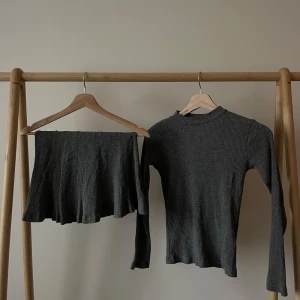 Grått set - kjol & tröja  - Grått och ribbat set. Kjol och långärmad, riktigt snyggt ihop med ett par boots!! 😍😍