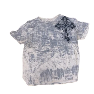 Tvär fet vit affliction tröja  - Säljer en cool t-shirt från Affliction i storlek 2XL. Den har ett unikt mönster med ett stort kors och texten 'Affliction' på baksidan.