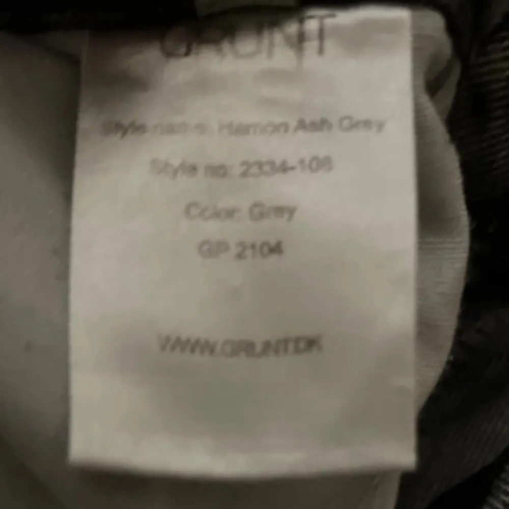 Bra skick, inga hål eller liknande, bra material, 699kr nypris, storlek 26 junior, skriv för mer info.. Farkut & Housut.