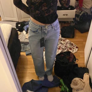 Ljusblå jeans - Säljer ett par ljusblå jeans i nytt skick. De är högmidjade och har en straight passform. Perfekta för både vardag och fest! 💙