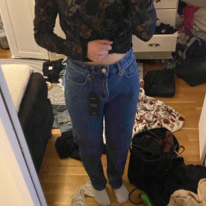 Blå jeansbyxor - Säljer ett par klassiska blå jeansbyxor i nytt skick. De har en normal passform och är högmidjade, vilket ger en snygg siluett. Perfekta för både vardag och fest! 🥳