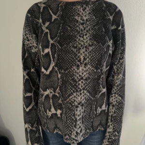 Stickad tröja  - Jättemysig tröja från Gina. Storlek S.