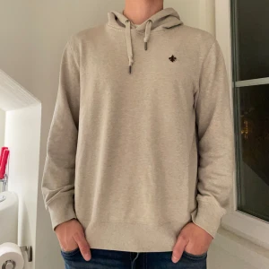 Hoodie från Morris - Tja, säljer nu denna riktigt feta hoodien ifrån Morris i storlek M. Modellen på bilden är 182 cm och har i vanliga fall S-M. Tröjan är i väldigt bra skick utan defekter. Nypris ligger runt 2000 kr, mitt pris: 499. Priset är dock diskutabelt, hör gärna av dig vid frågor😄