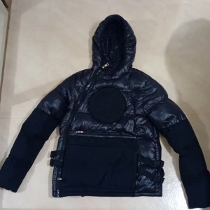 Svart vinter puffer jacka - Den har använts flera gånger men är i väldigt bra skick, den värmer kroppen. Bra pris köpte den för 1200 kr men den är jätte snygg