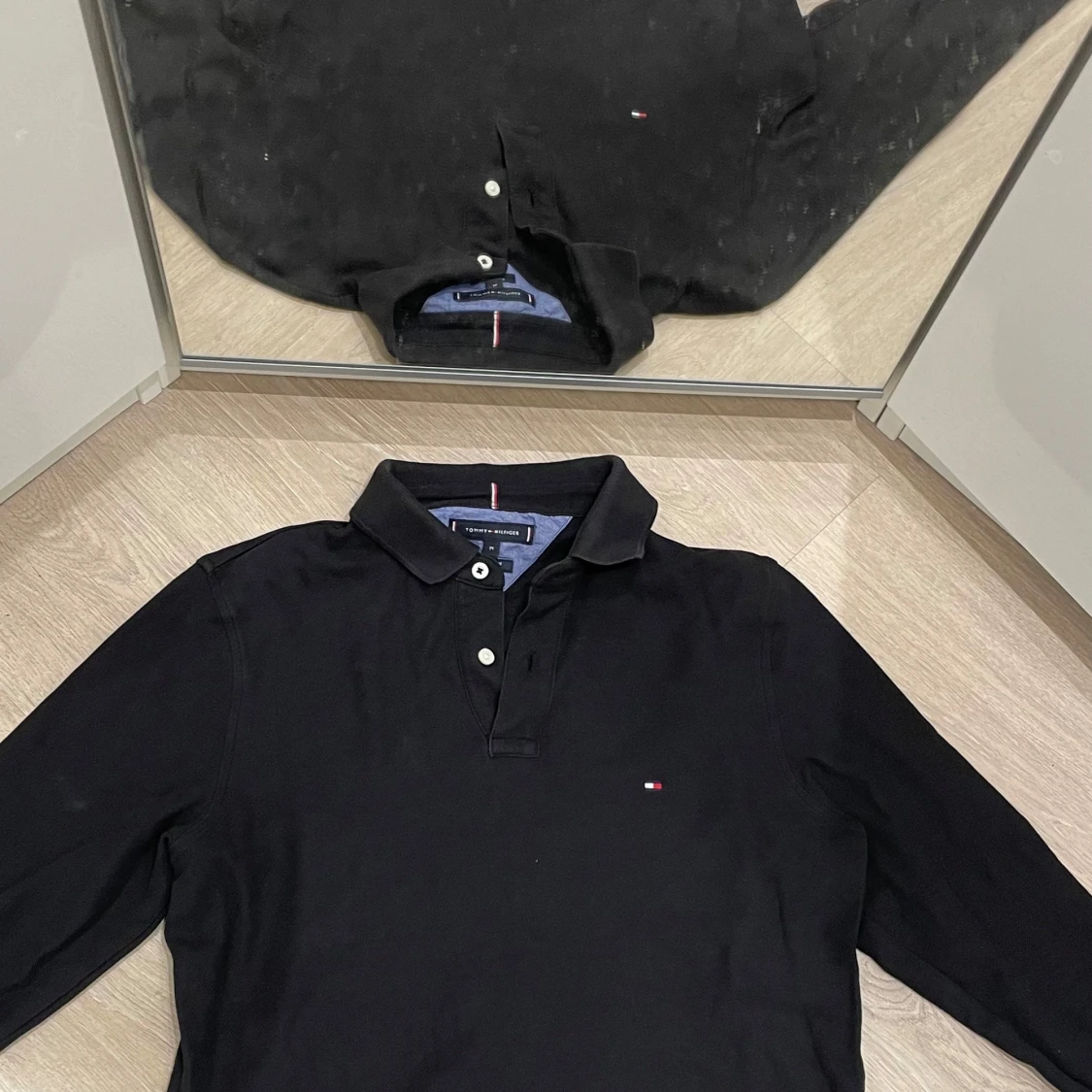 Svart pikétröja från Tommy Hilfiger - 90