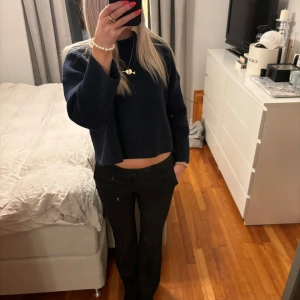 Svarta kostymbyxor  - Säljer ett par svarta kostymbyxor i bra skick. De har en normal passform och är perfekta för både vardag och fest. Perfekt att matcha med en snygg topp eller tröja! Längden är bra men på gränsen för mig som är ca 175cm.💕💕