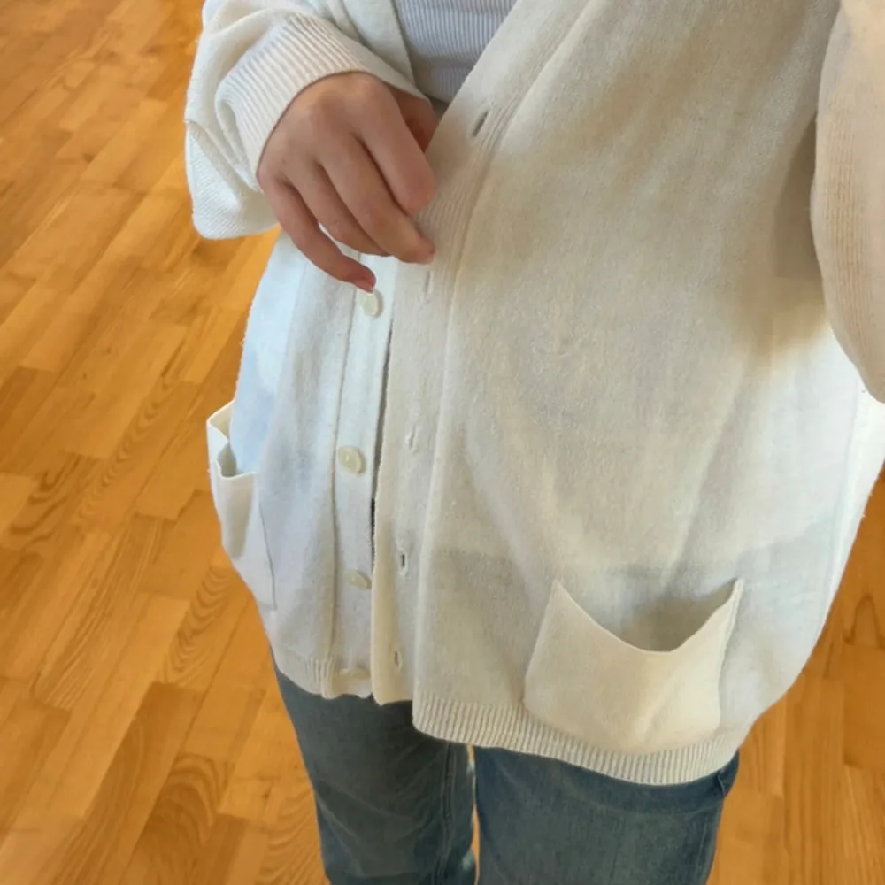 Säljer en supermysig vit kofta. Den har en klassisk design med knappar framtill och två praktiska fickor. Perfekt för lager-på-lager under vår och höst. två små hål på armen (syns bara om man kollar noga) kan skicka bild privat!! Passar s-L beroende på hur man vill att den ska sitta . Neuletakit & Villapaidat.