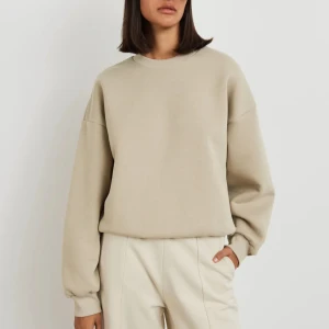 Beige sweatshirt - Säljer en supermjuk och bekväm beige sweatshirt. Från Gina som e slutsåld. Super fin ❤️🫶🏼