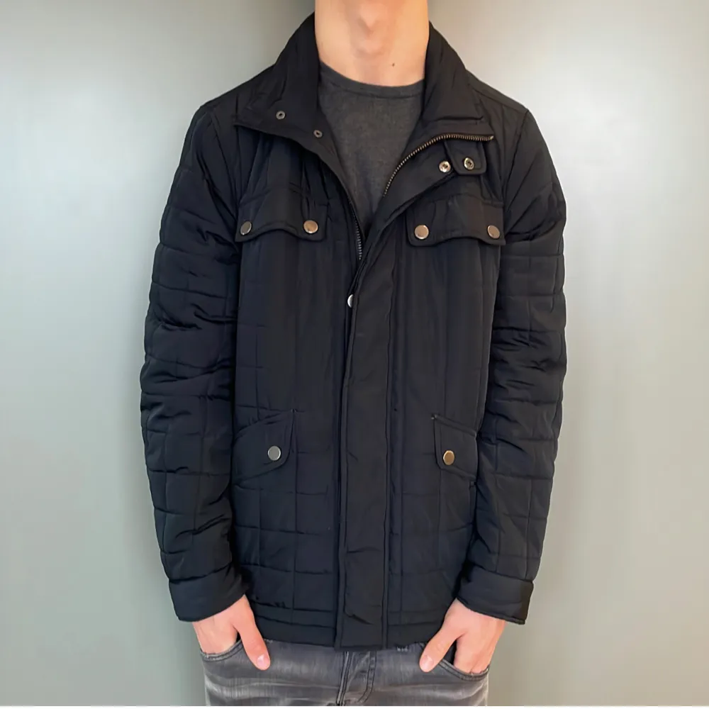 En Vansinnigt Snygg Field Jacka ifrån BLÄCK | Strl: S (fits M) | Skick: 9/10 | Nypris: ca 1700kr | Varm och skön samt väldigt snygg jacka som är perfekt för vinter/höst, för ytterligare frågor är det bara att skriva 🌴. Jackor.