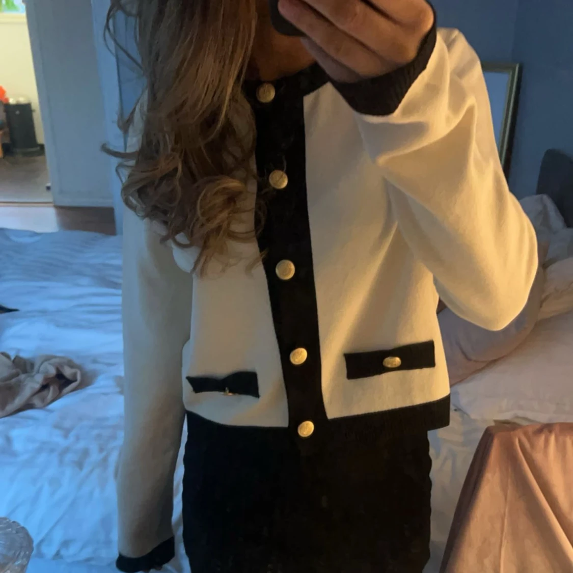 Vit och svart kofta med guldknappar - 90