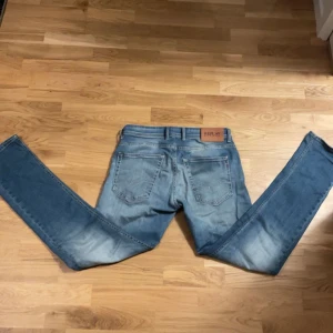 Replay anbass jeans - Helt nya replay anbass jeans använda 2 gånger, säljer då dem är lite för stora, ny pris 1800 mitt pris 1200.