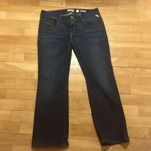 Mörkblå jeans från Replay - Säljer ett par snygga mörkblå jeans från Replay i bra skick. Dom är storlek 33 och typ baggy/straight. Inga defekter alls men är köpta från secondhand i nyskick. Skriv om ni har frågor eller prisförslag 🙂‍↕️
